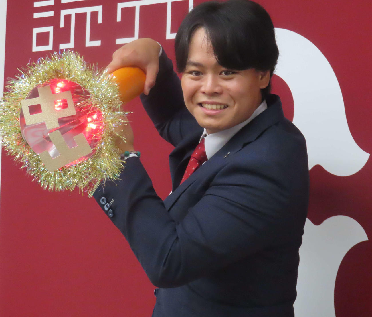 契約更改交渉を終え、会見に臨む巨人中山（撮影・水谷京裕）