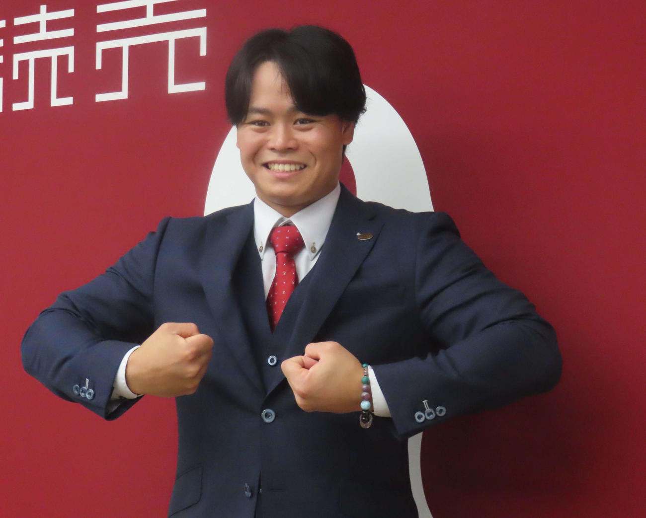 契約更改交渉を終え、会見に臨む巨人中山（撮影・水谷京裕）