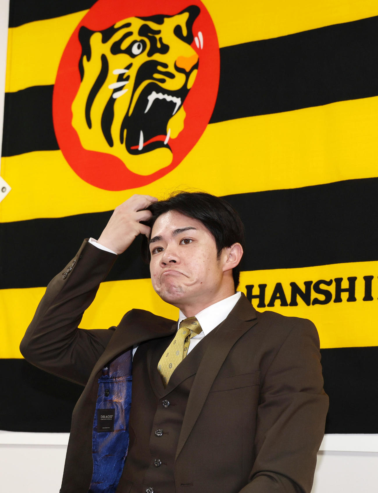 契約を更改し会見の席に着いた中野（撮影・加藤哉）
