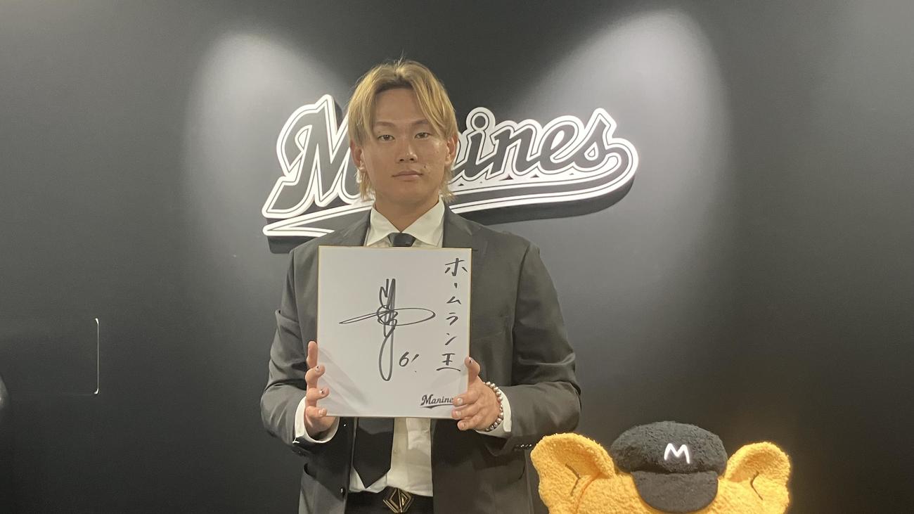 契約更改を終え、会見に臨んだロッテ山本大斗（撮影・北村健龍）