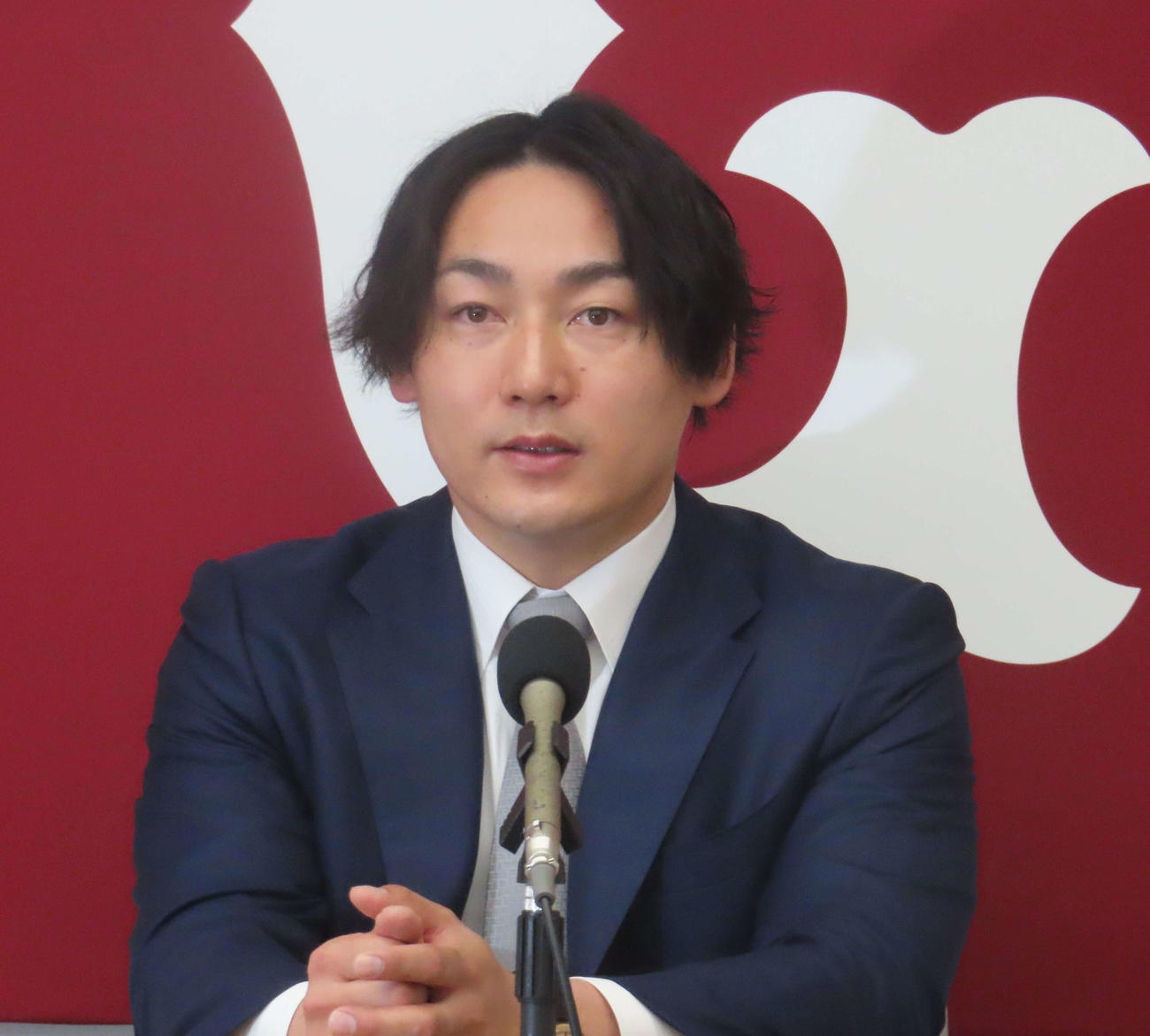 契約更改交渉を終え、会見に臨む巨人丸（撮影・水谷京裕）