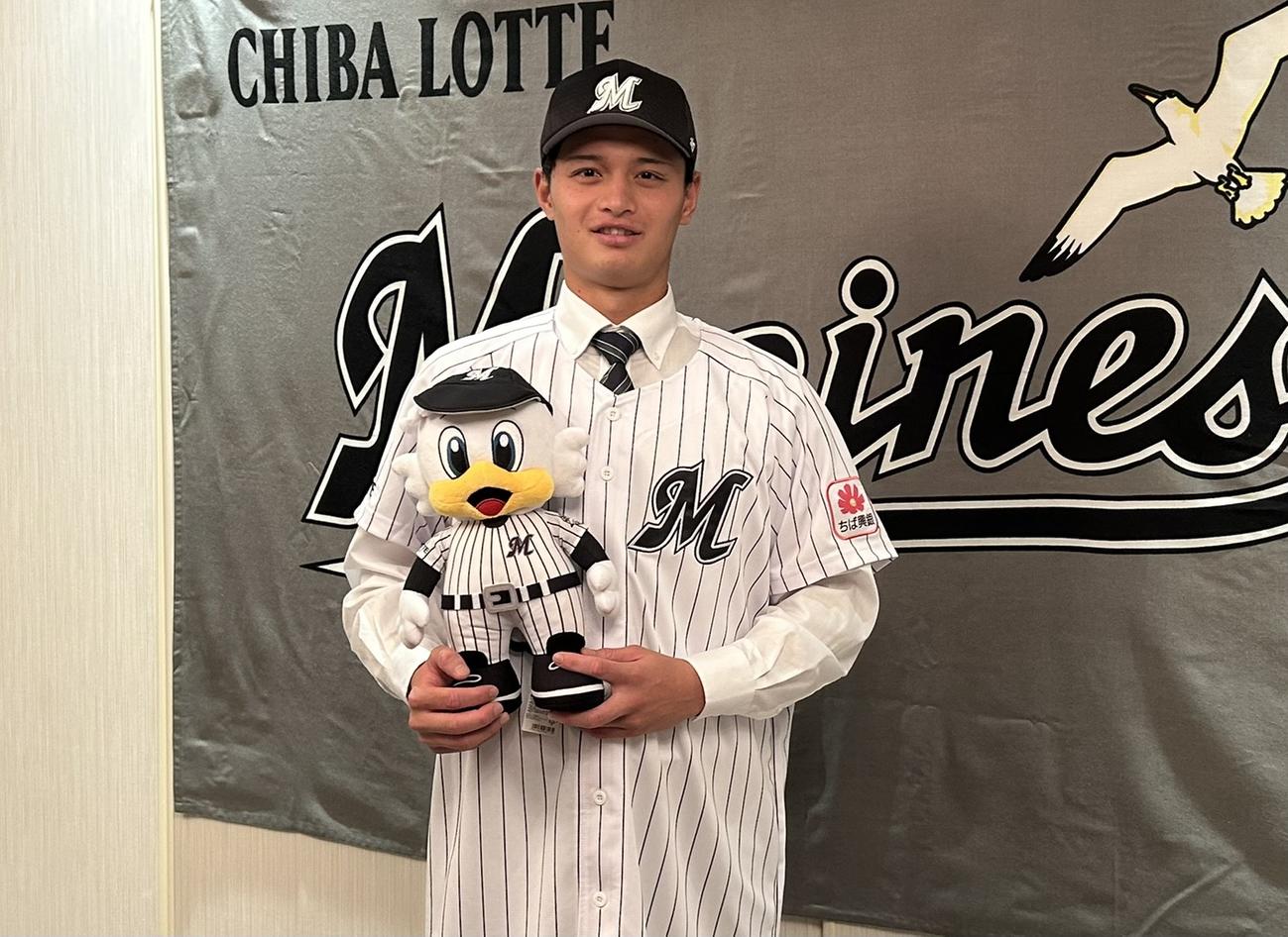 契約会見をおこなったドラフト2位の明大・毛利（撮影・星夏穂）