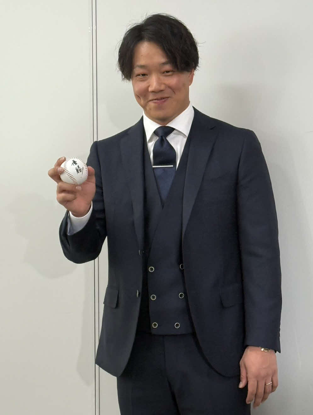 契約更改した中日柳は来季目標「優勝」と自身が書いたボールを手にする