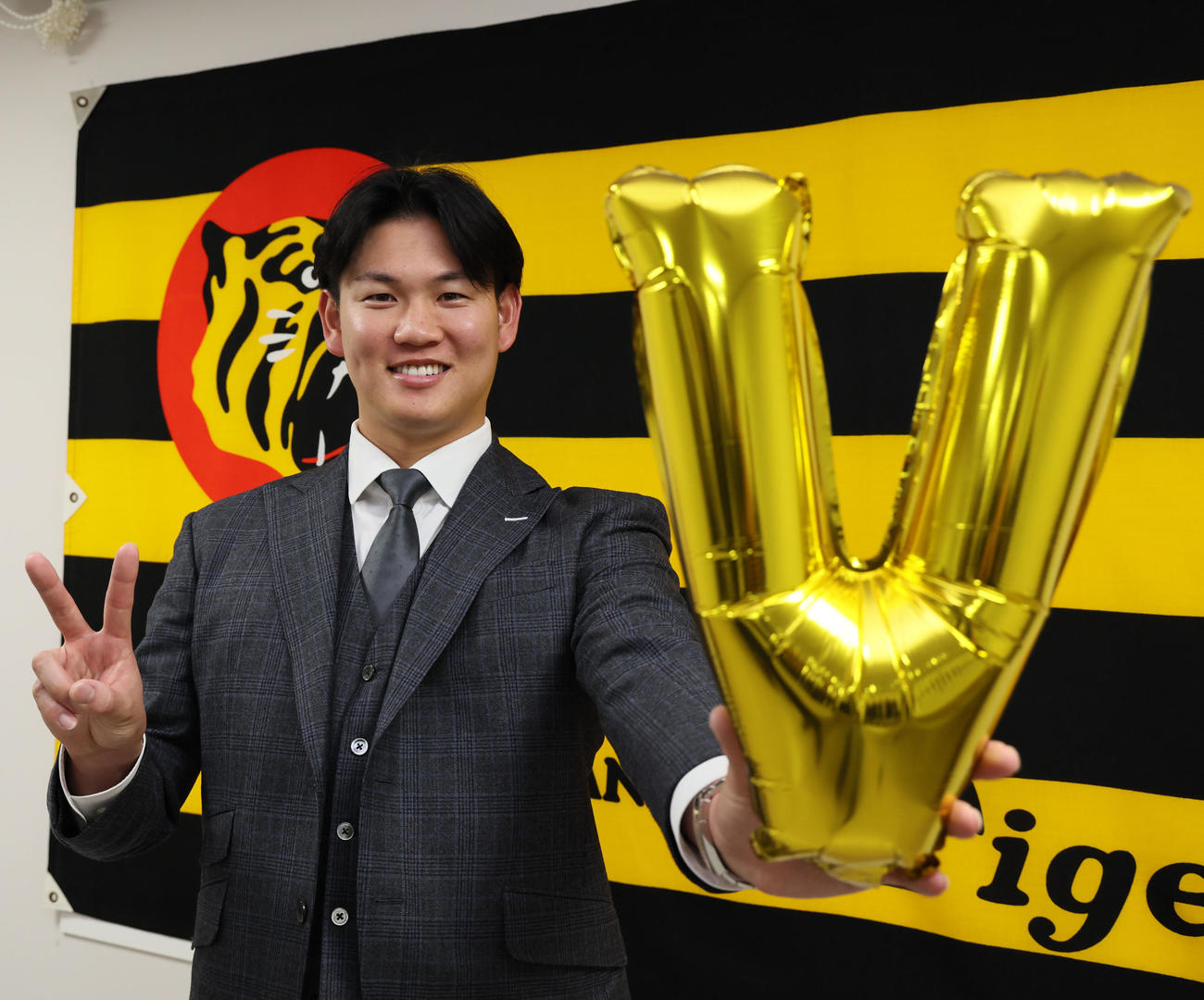 契約を更改しVサインで写真に納まる及川（撮影・加藤哉）