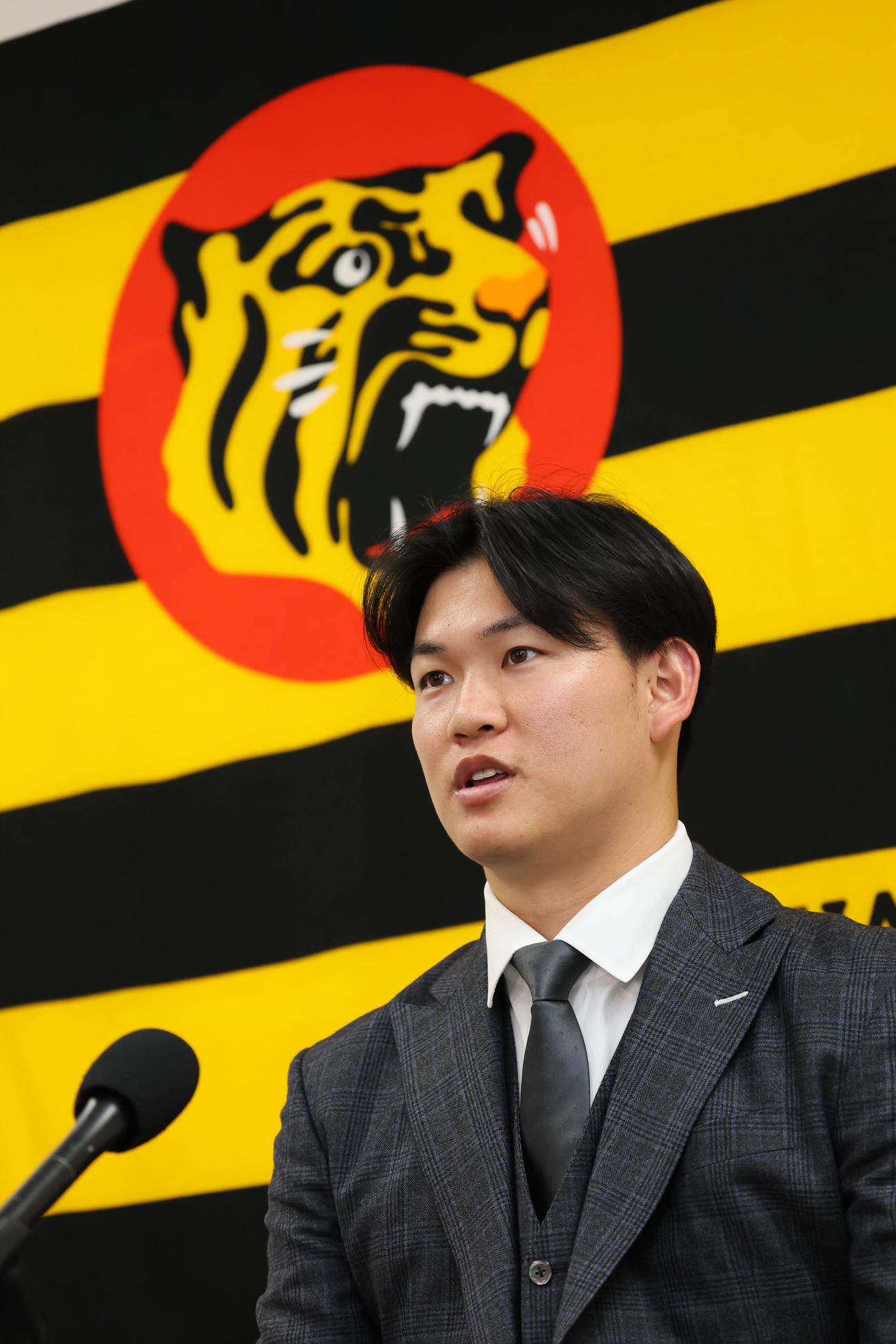 契約を更改し会見する及川（撮影・加藤哉）