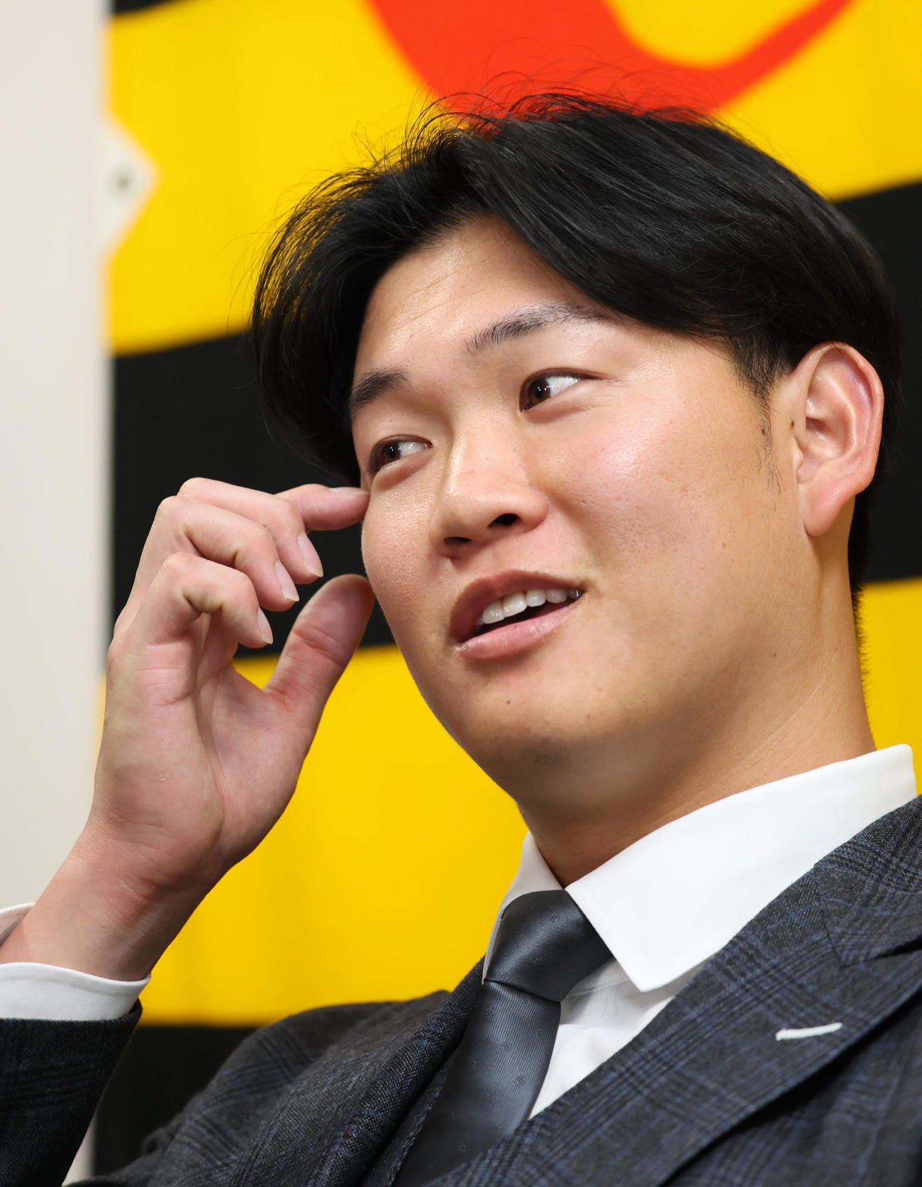 契約を更改し会見する及川（撮影・加藤哉）