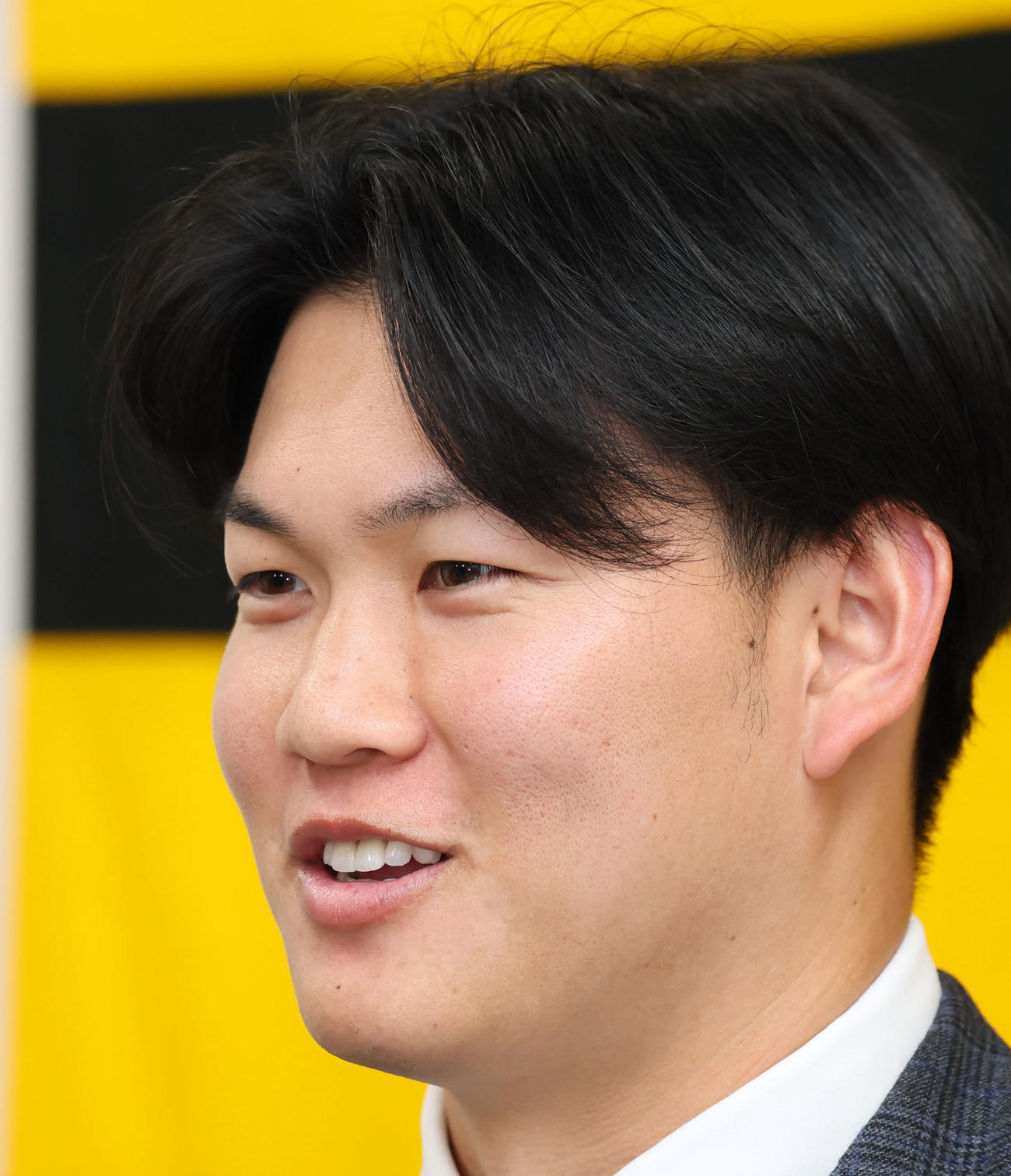 契約を更改し笑顔を見せて会見する及川（撮影・加藤哉）