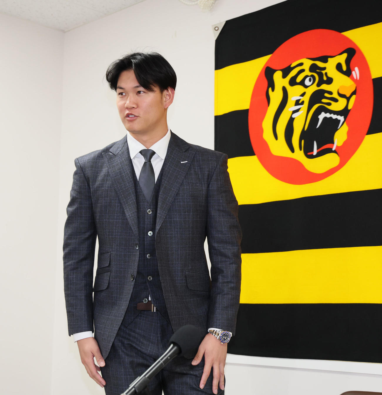 契約を更改し会見の席へ着席する及川（撮影・加藤哉）