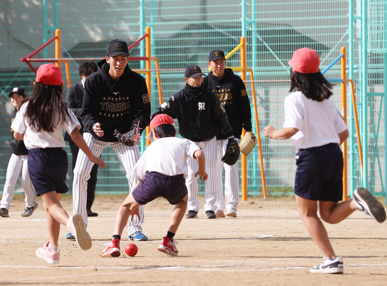 ゲストティーチャーとして児童と交流する阪神今朝丸（撮影・上山淳一）