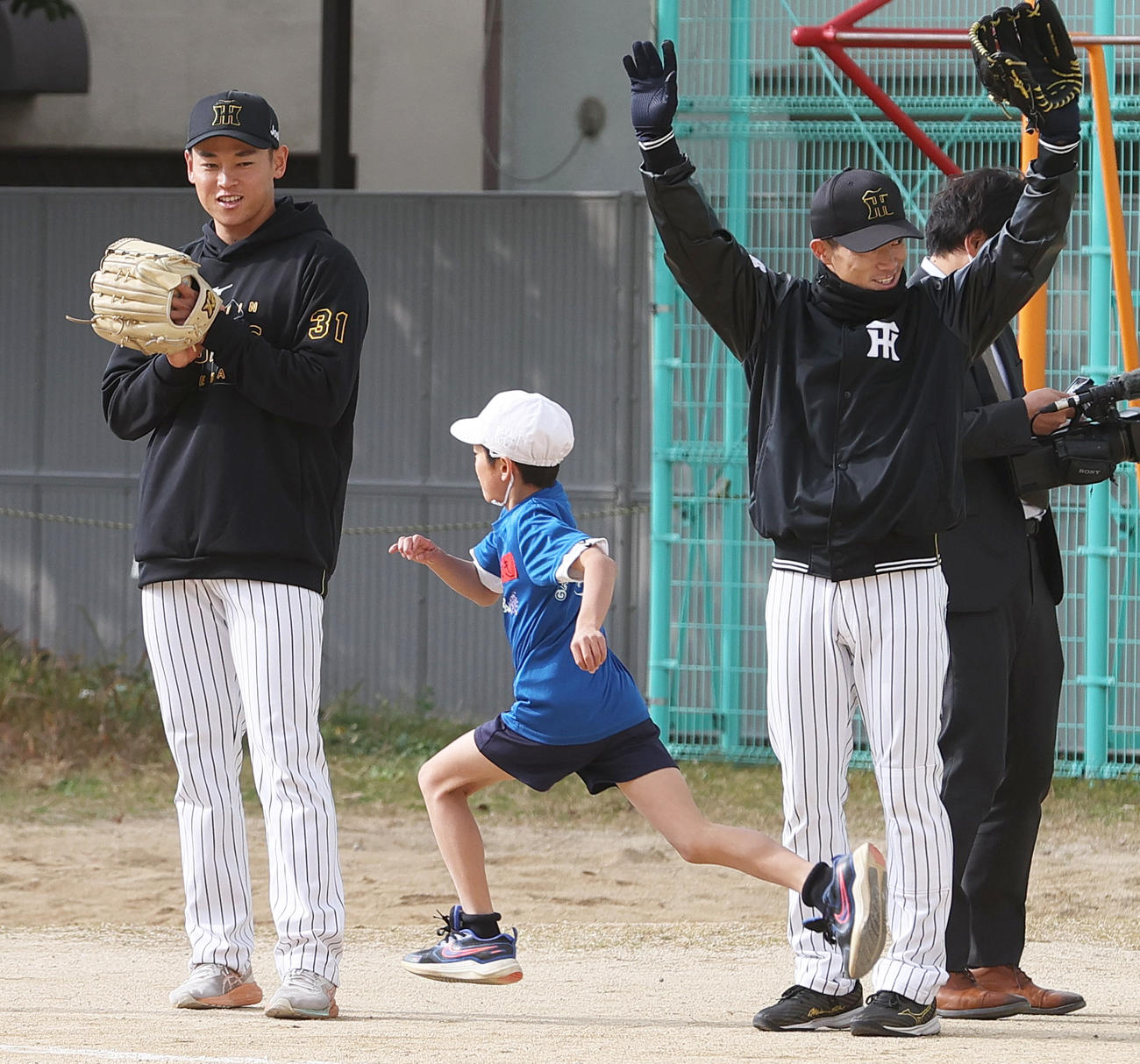 ゲストティーチャーとして児童と交流する阪神早川（左）と福島（撮影・上山淳一）