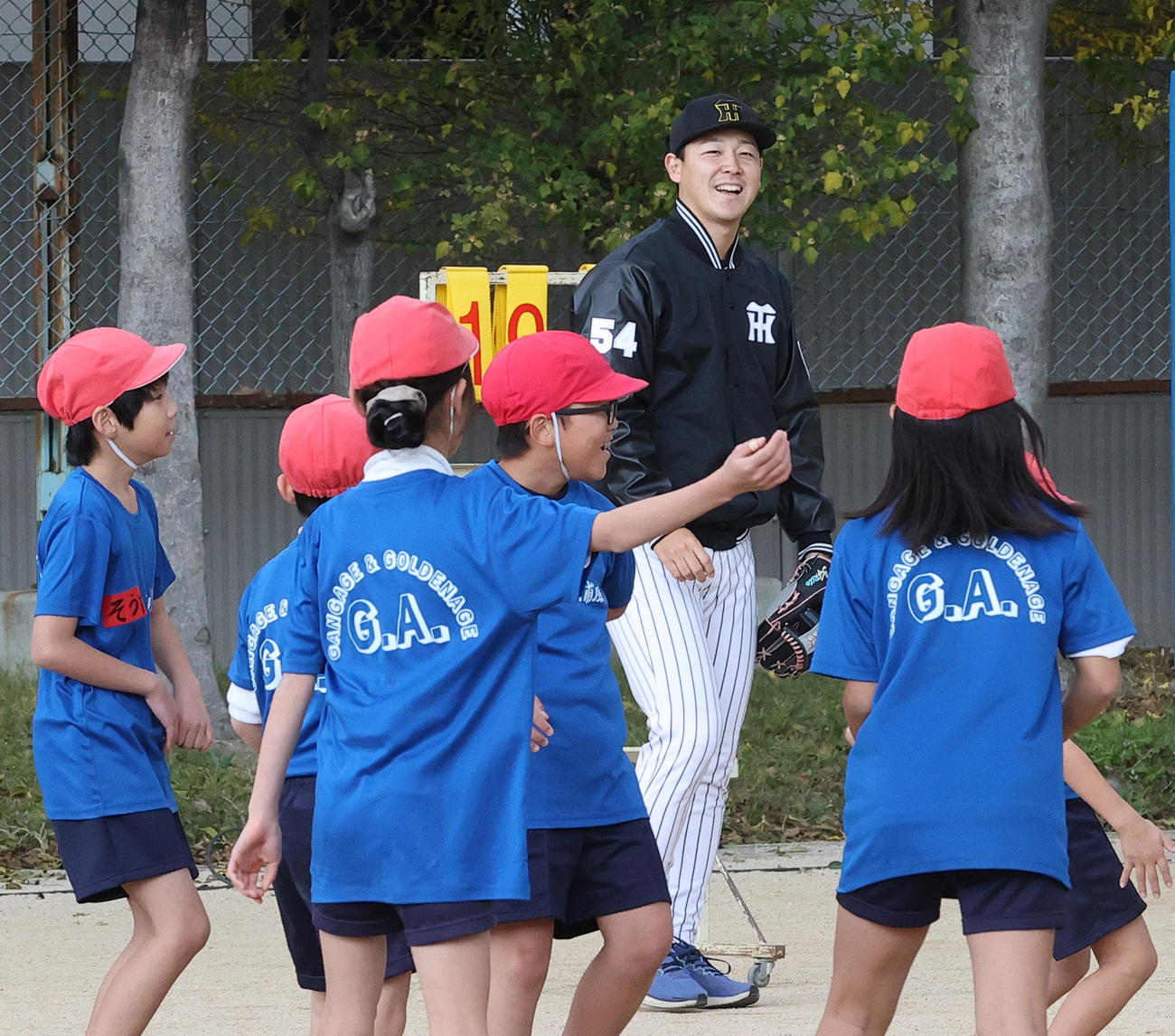 ゲストティーチャーとして児童と交流する阪神木下（撮影・上山淳一）