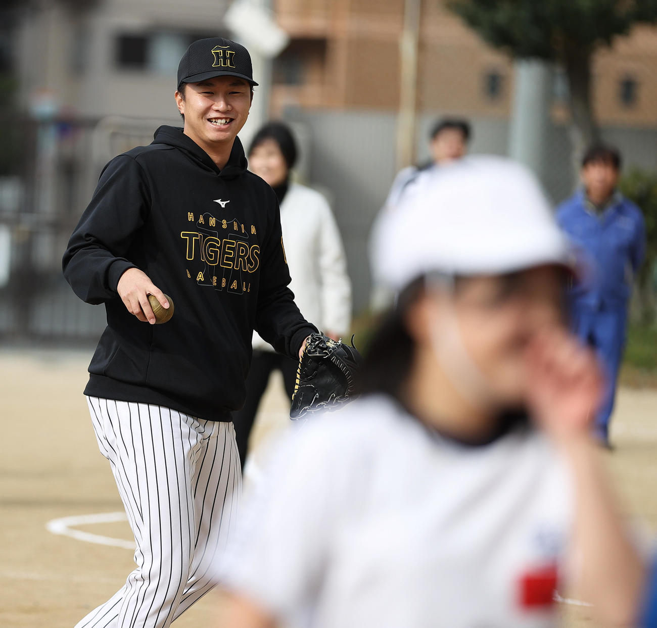 ゲストティーチャーとして児童と交流する阪神津田（撮影・上山淳一）