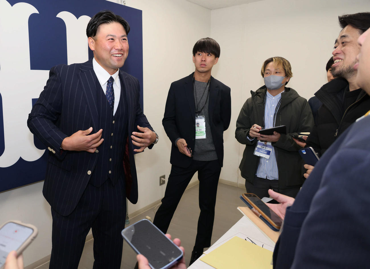 契約更改の会見後、囲み取材にも応じる広島末包（撮影・加藤孝規）