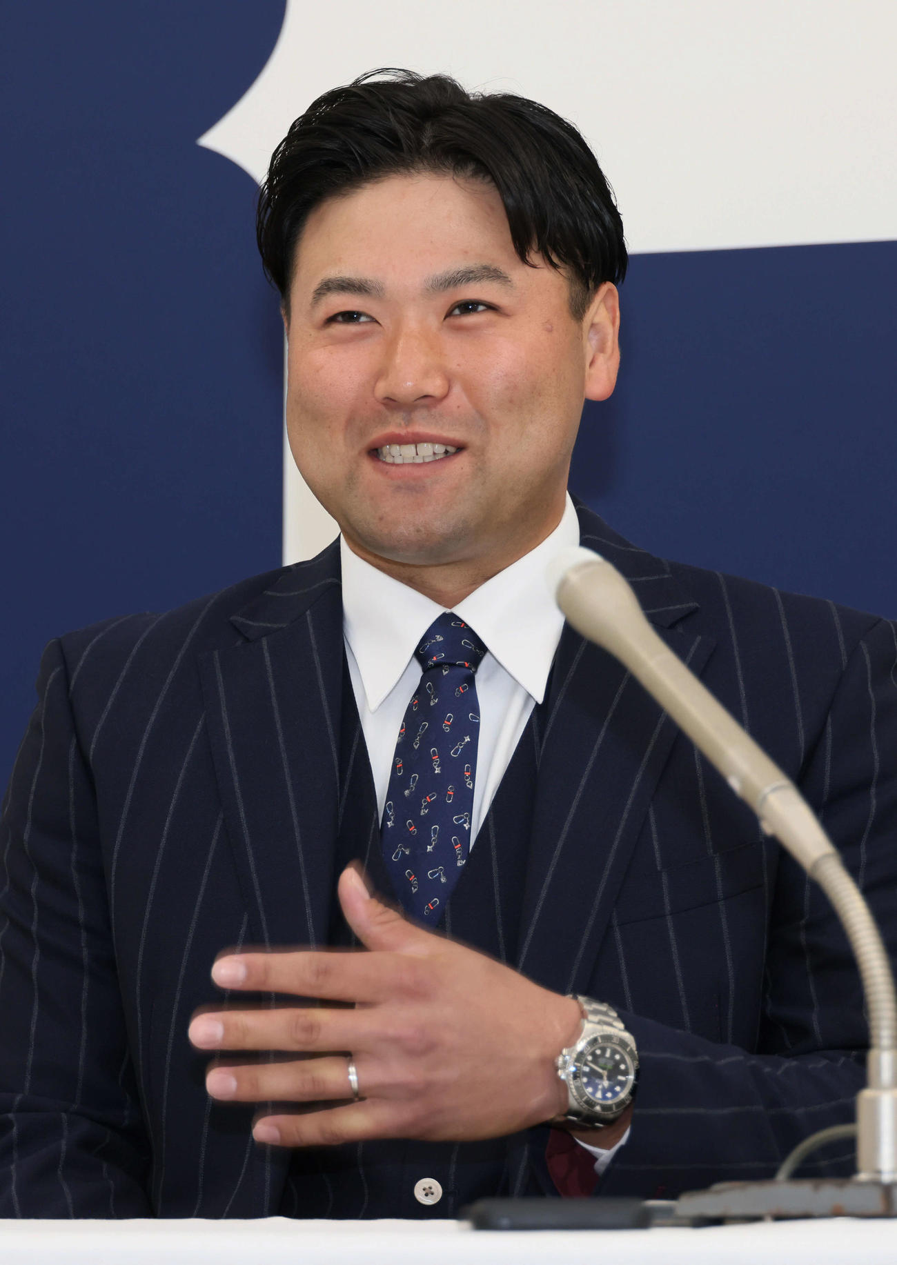 契約更改後、会見する広島末包（撮影・加藤孝規）