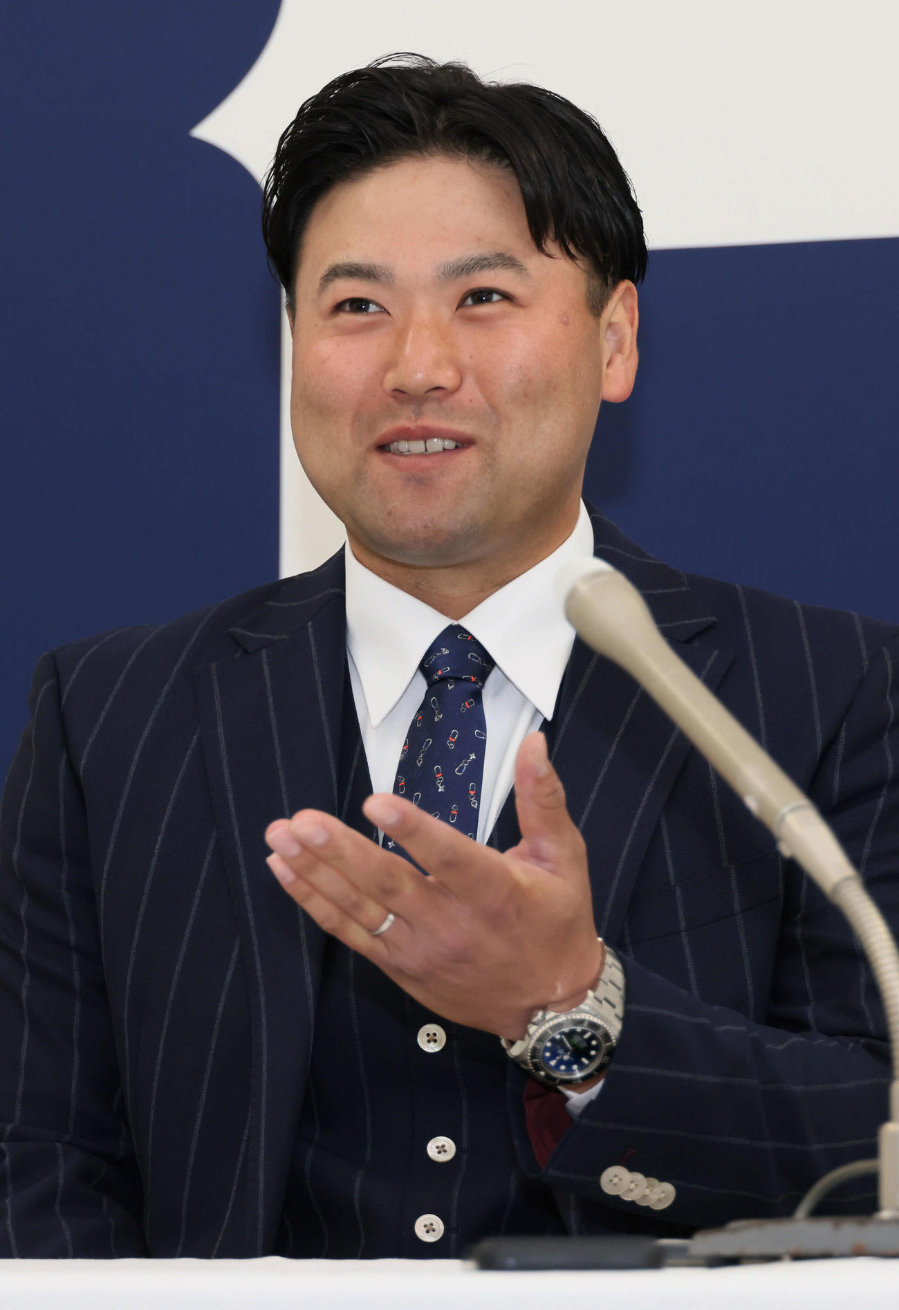 契約更改後、会見する広島末包（撮影・加藤孝規）