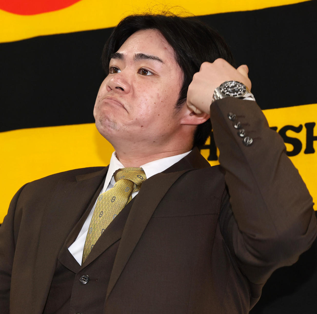 契約を更改し会見の席に着いた中野（撮影・加藤哉）