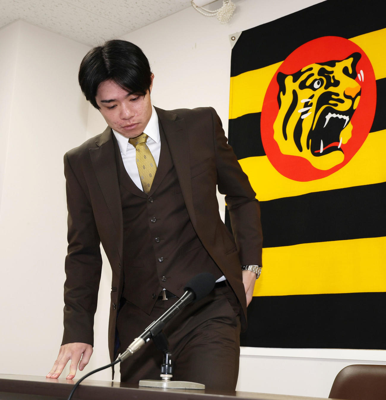 契約を更改し会見の席に着く中野（撮影・加藤哉）
