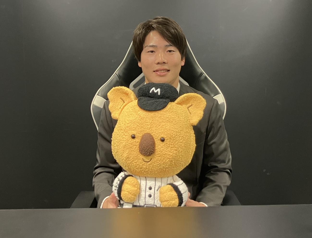 契約更改を終え、会見に臨んだロッテ友杉篤輝（撮影・北村健龍）