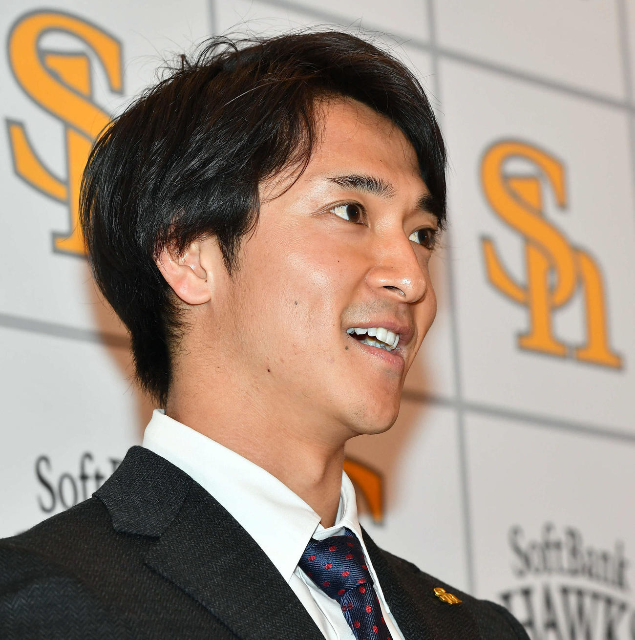 契約更改で1億円の大台を突破し、笑顔で会見を行うソフトバンク柳町（撮影・岩下翔太）