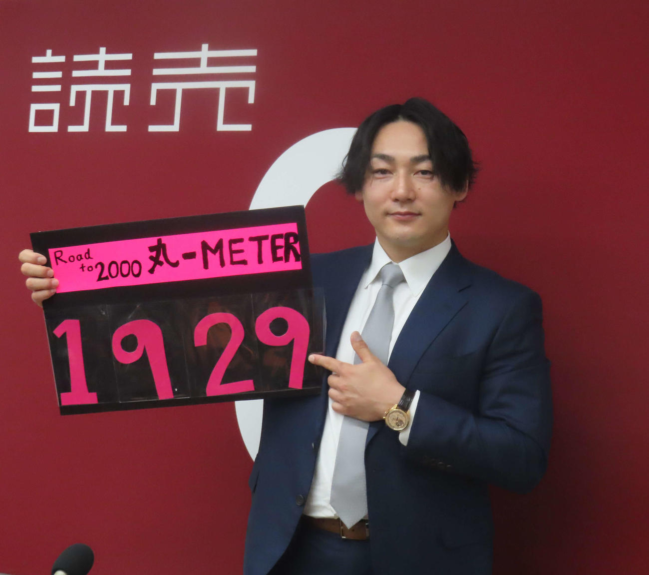 契約更改交渉を終え、会見に臨む巨人丸（撮影・水谷京裕）
