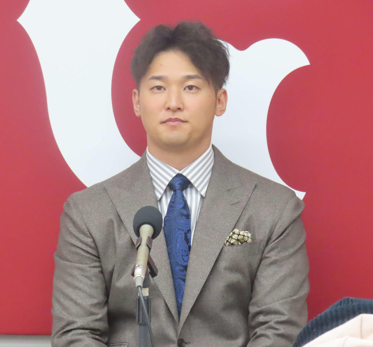 契約更改交渉を終え、会見に臨む巨人吉川（撮影・水谷京裕）