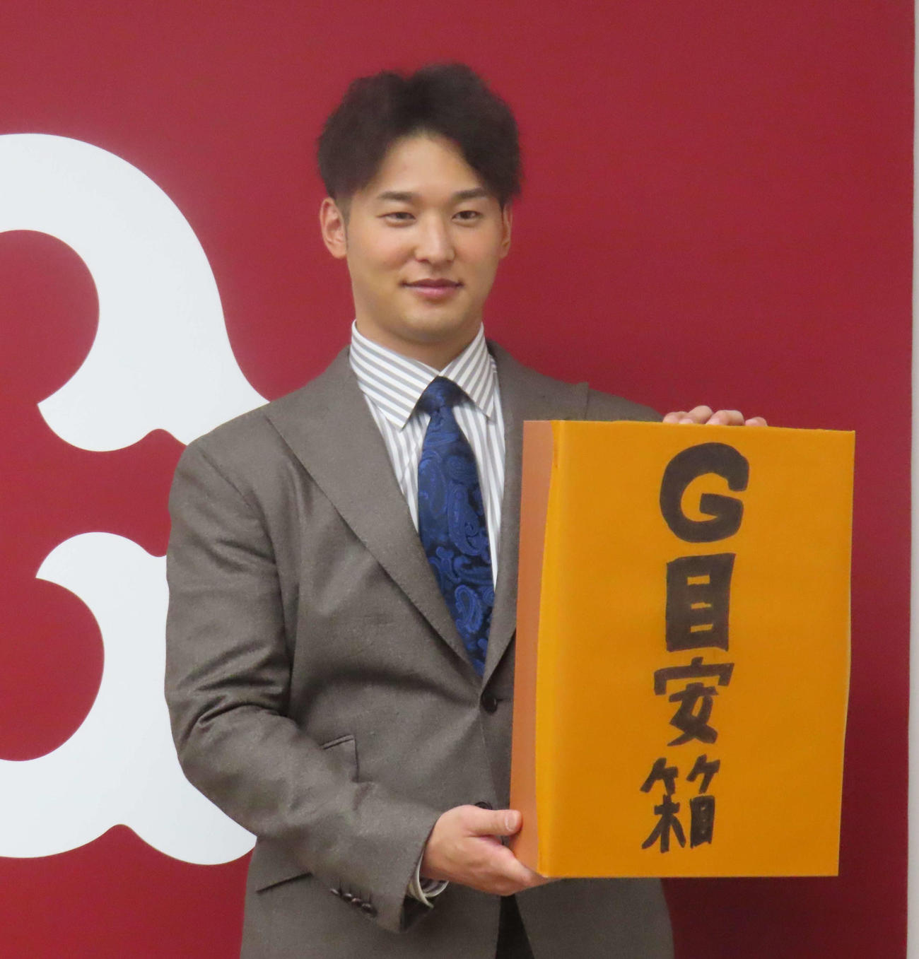契約更改交渉を終え、会見に臨む巨人吉川（撮影・水谷京裕）