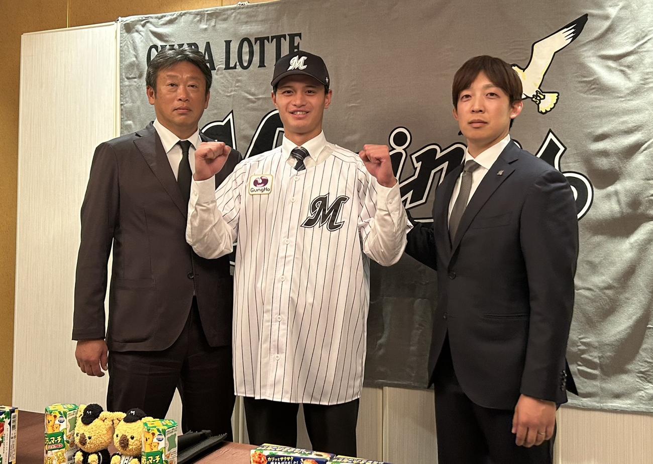 契約会見をおこない記念撮影する左から榎アマスカウトディレクター、ドラフト2位の明大・毛利、菅野担当スカウト（撮影・星夏穂）