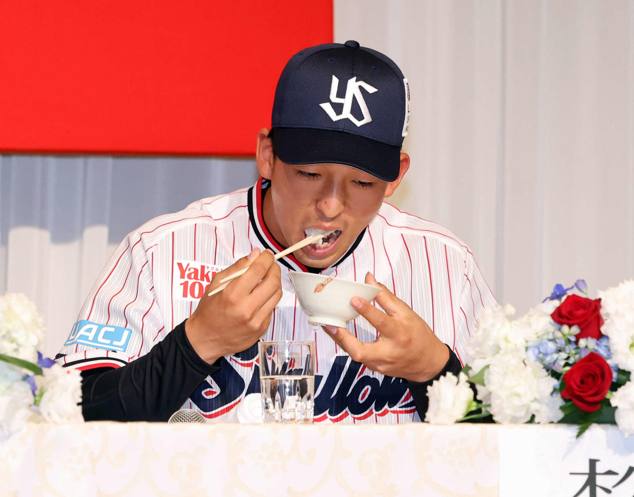 ヤクルトの新入団発表で、お米を食べる松下（撮影・浅見桂子）