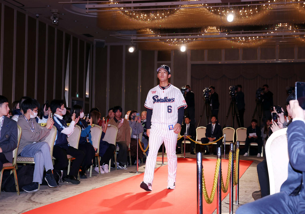 ヤクルトの新入団発表で、レッドカーペットを歩いて壇上に向かう松下（撮影・浅見桂子）