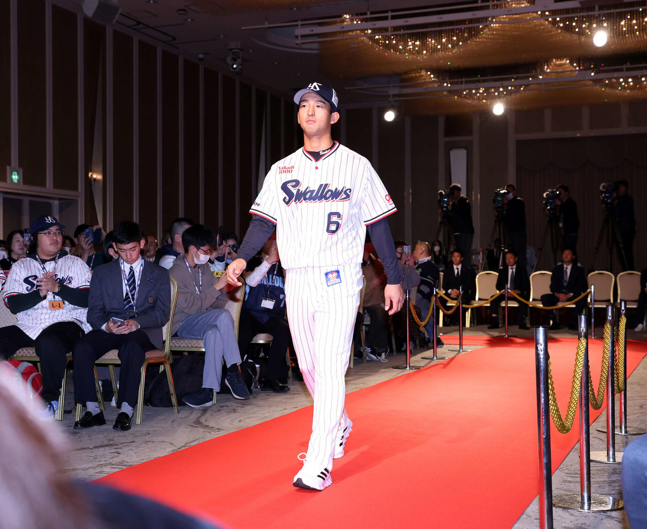 ヤクルトの新入団発表で、レッドカーペットを歩いて壇上に向かう松下（撮影・浅見桂子）