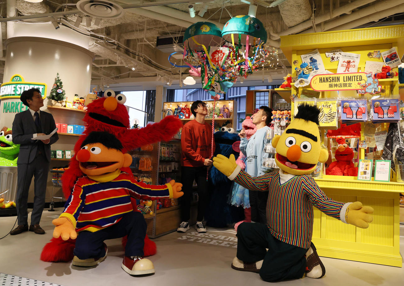 阪神梅田本店にセサミストリートマーケットがオープンし記念セレモニーでくす玉を割る湯浅（左）とますだおかだの増田（撮影・加藤哉）