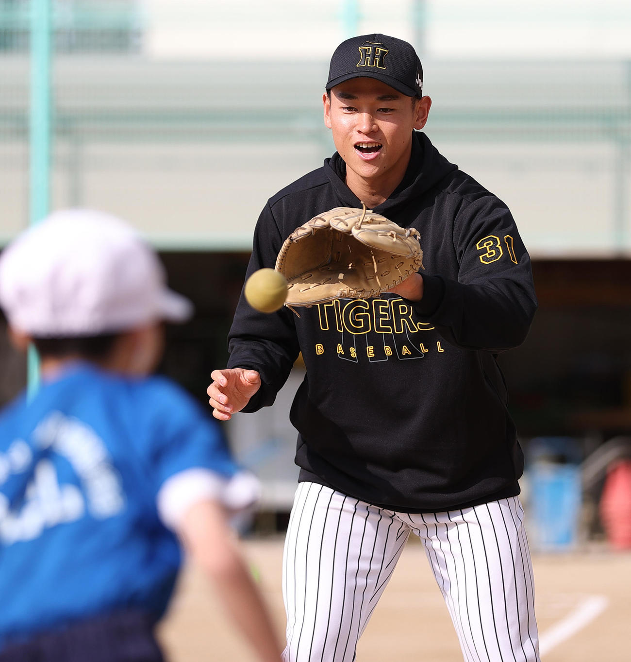 ゲストティーチャーとして児童と交流する阪神早川（撮影・上山淳一）