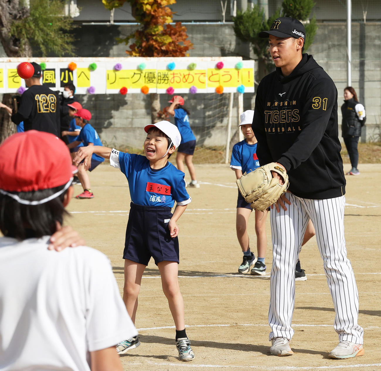 ゲストティーチャーとして児童と交流する阪神早川（撮影・上山淳一）