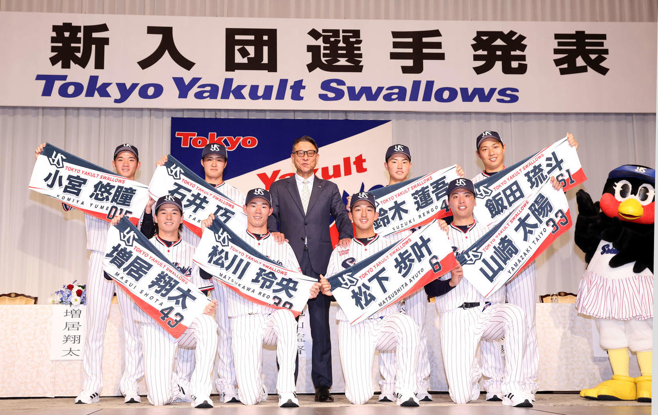 ヤクルトの新入団発表で、池山監督（中央）を囲み会記念撮影する、前列左から増居、松川、松下、山崎、後列左から小宮、石井、鈴木蓮、飯田（撮影・浅見桂子）