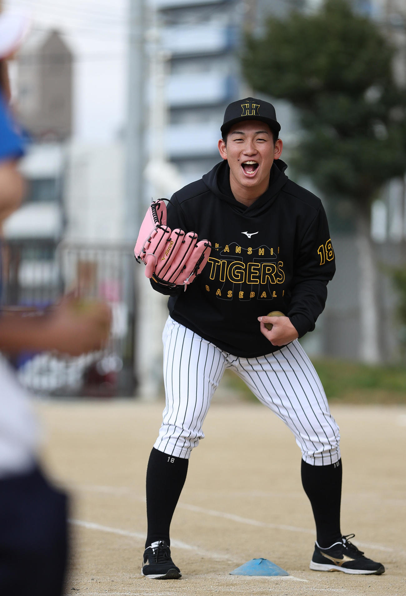 ゲストティーチャーとして児童と交流する阪神伊原（撮影・上山淳一）