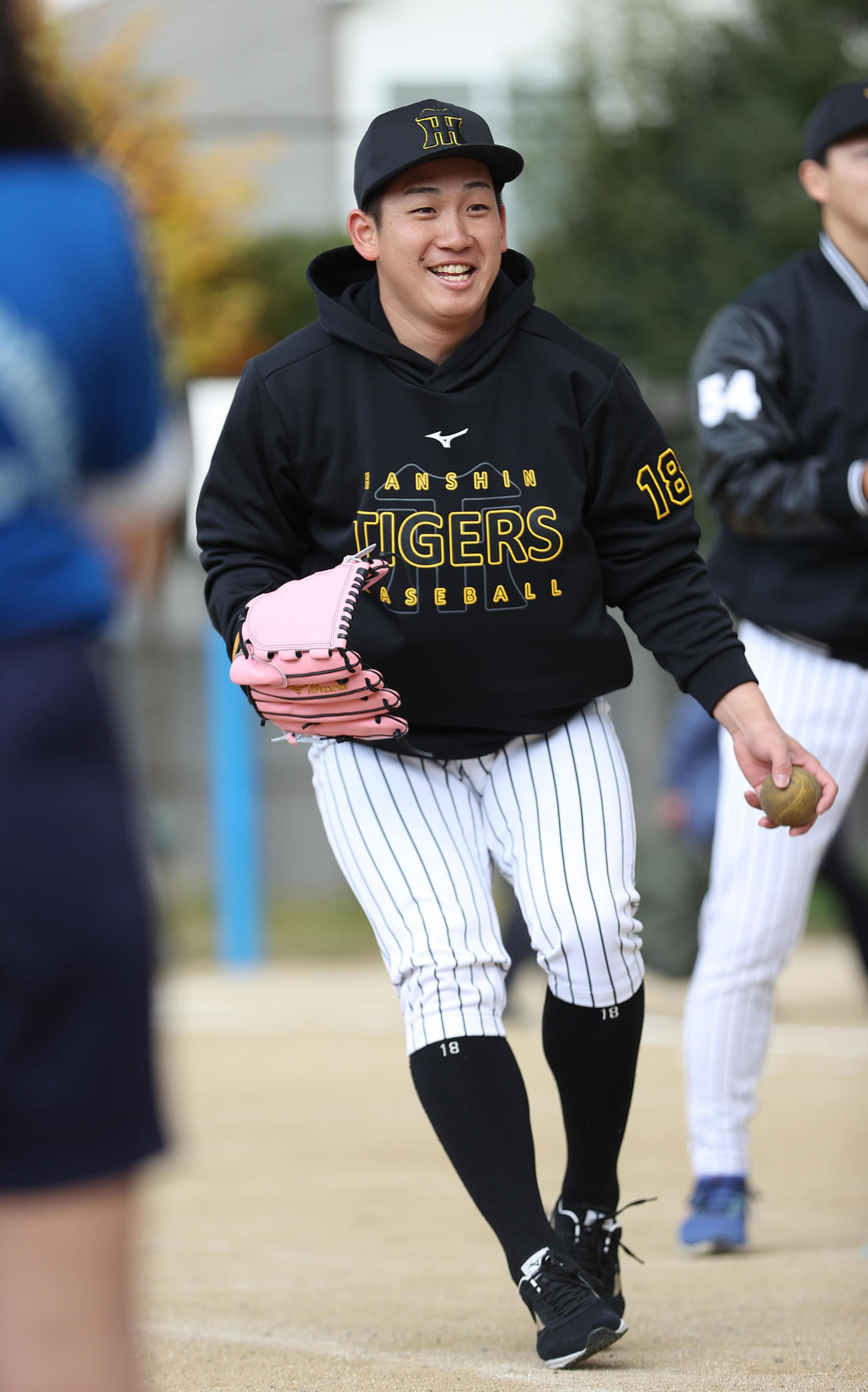 ゲストティーチャーとして児童と交流する阪神伊原（撮影・上山淳一）