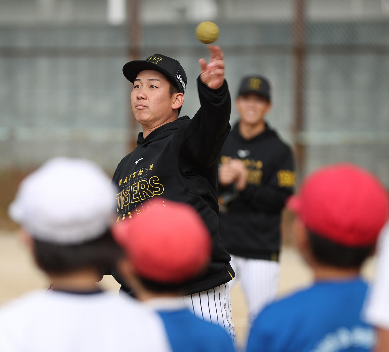 ゲストティーチャーとして児童と交流する阪神伊原（撮影・上山淳一）