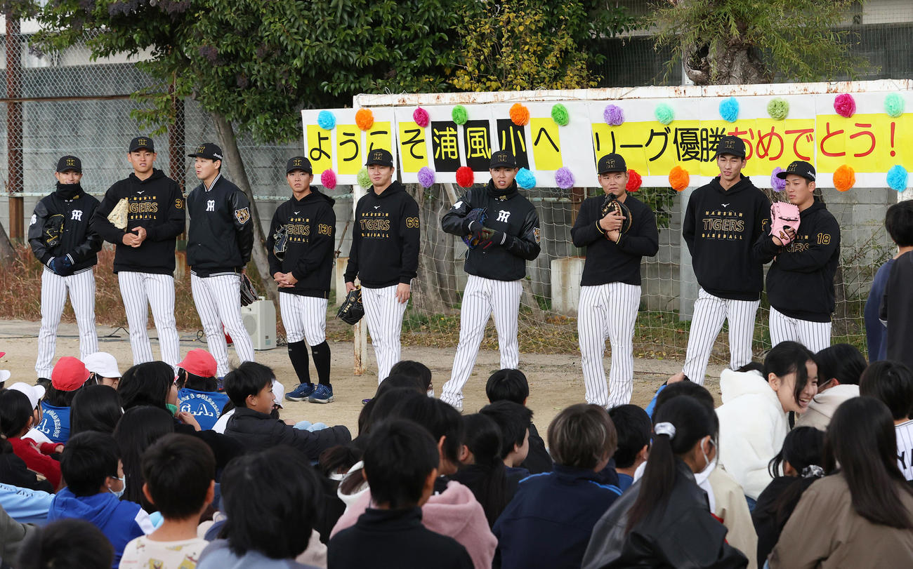 ゲストティーチャーとして児童と交流する阪神の選手ら、左から福島、早川、木下、川崎、津田、工藤、嶋村、今朝丸、伊原（撮影・上山淳一）