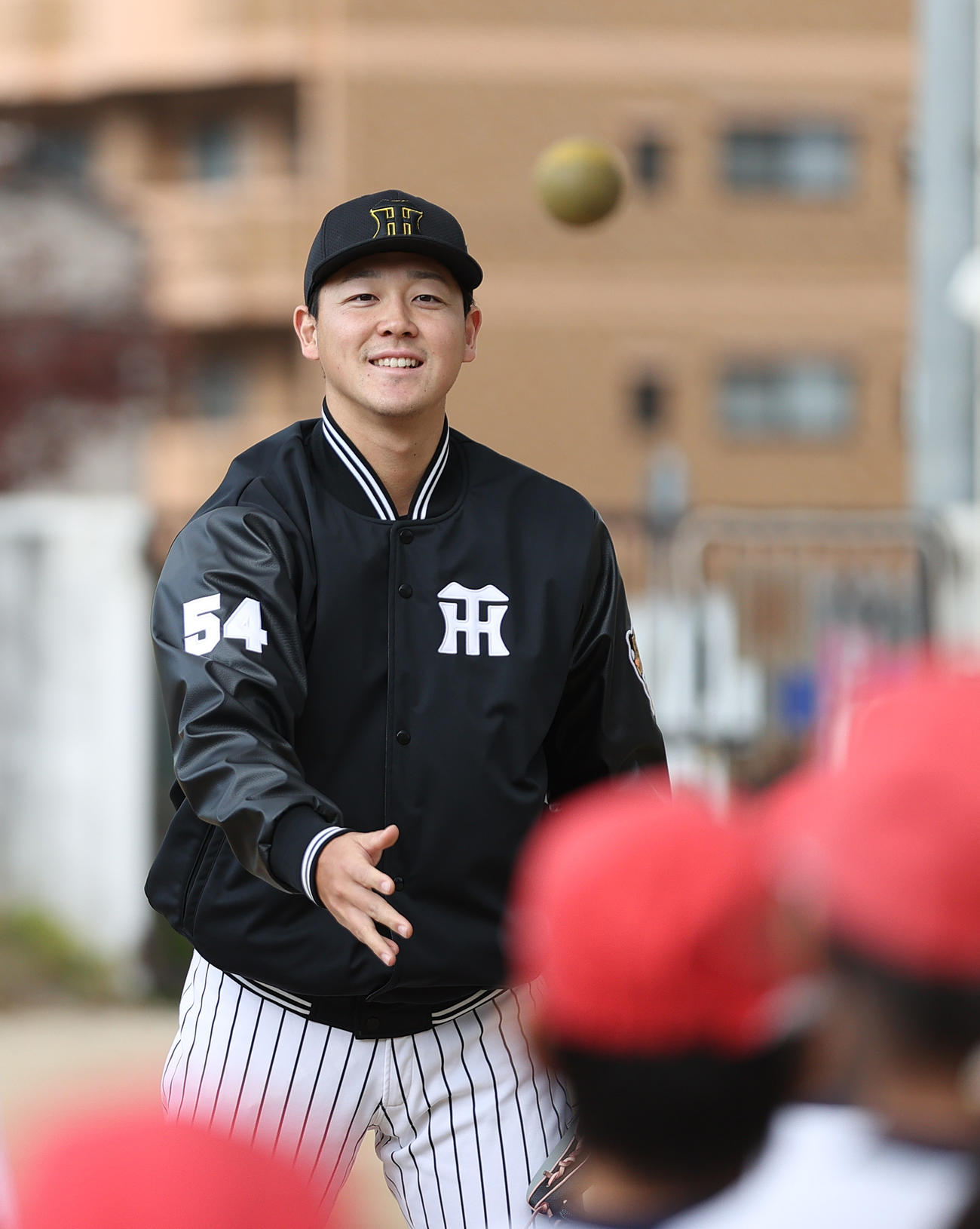 ゲストティーチャーとして児童と交流する阪神木下里都（撮影・上山淳一）