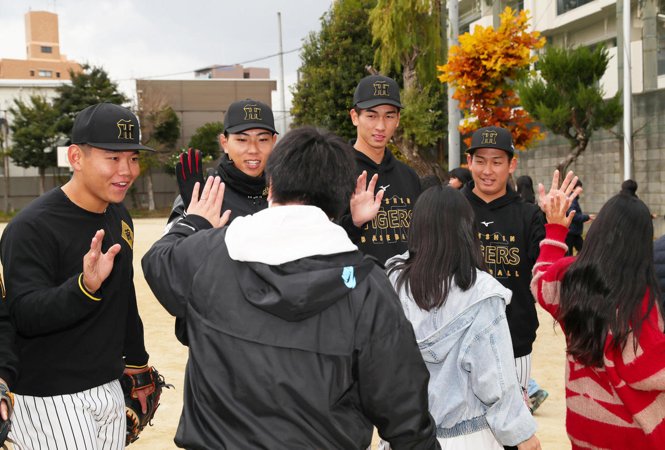 ゲストティーチャーとして児童と交流する、左から嶋村、工藤、今朝丸、伊原（撮影・上山淳一）