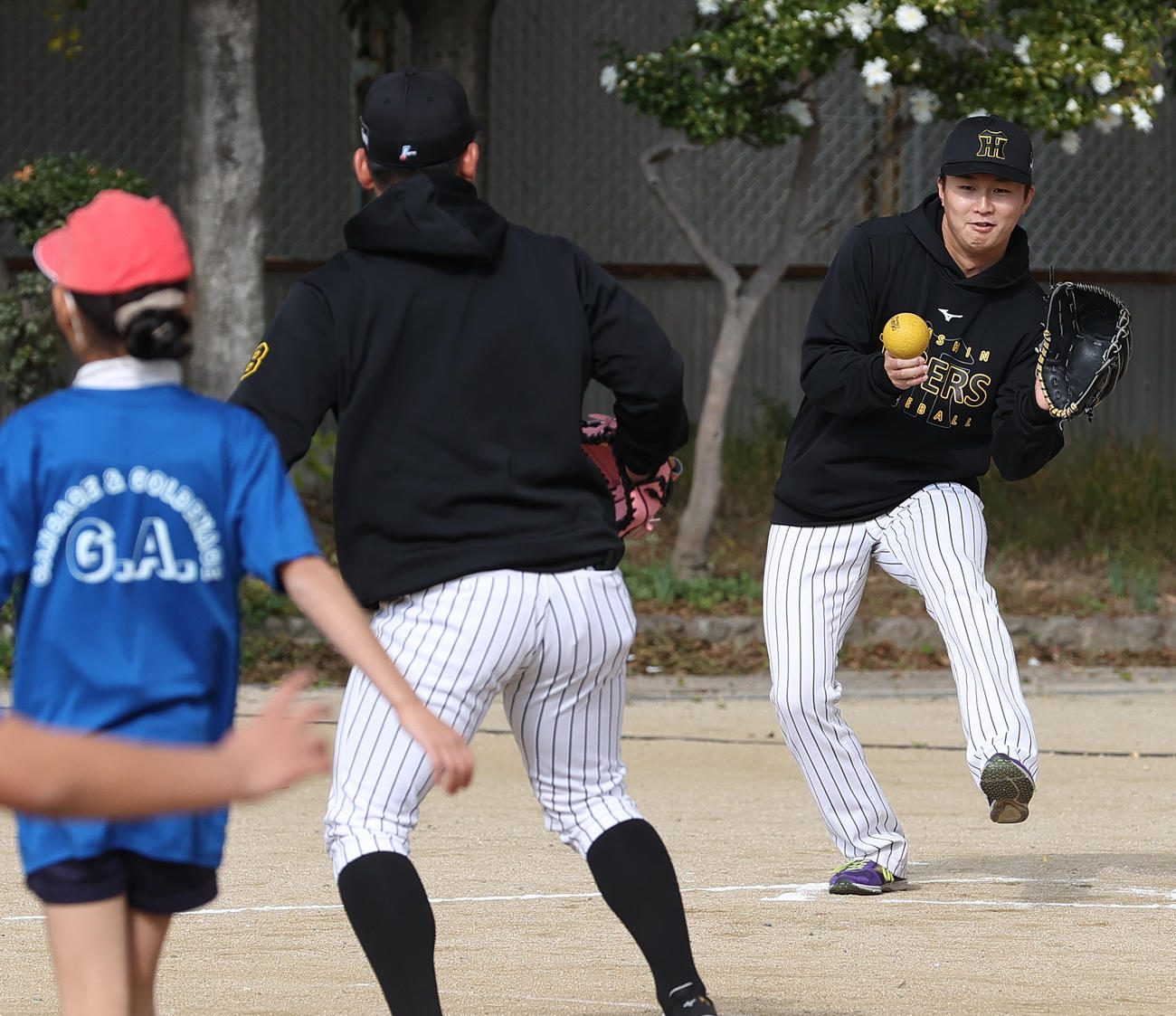 ゲストティーチャーとして児童と交流する阪神津田（撮影・上山淳一）