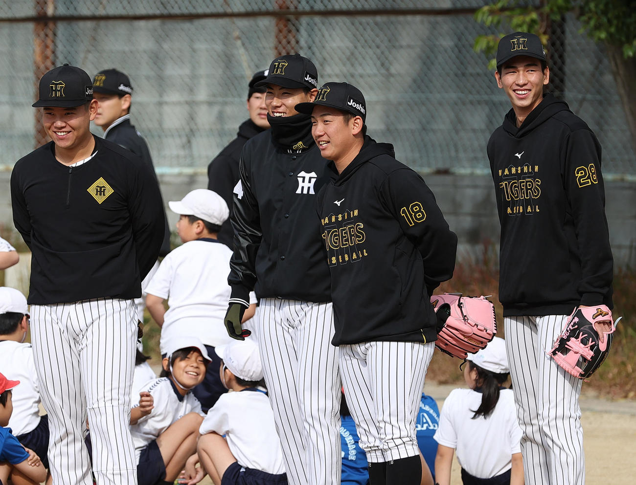 ゲストティーチャーとして児童と交流する、左から嶋村、工藤、伊原、今朝丸（撮影・上山淳一）