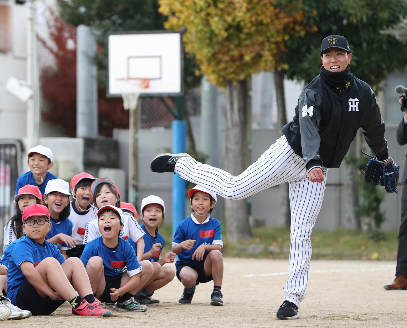 ゲストティーチャー阪神工藤のプレーに歓喜する児童ら（撮影・上山淳一）