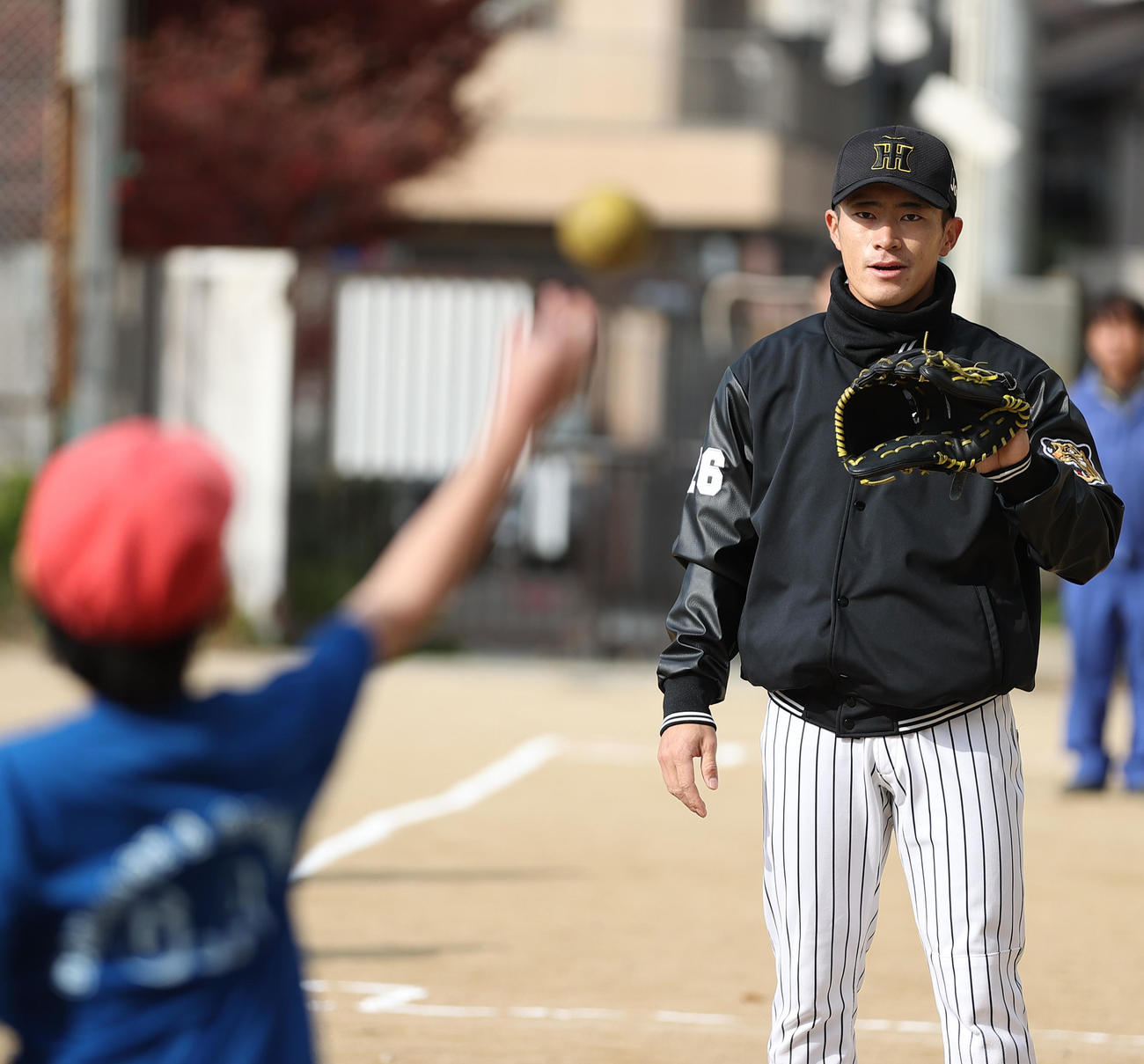ゲストティーチャーとして児童と交流する阪神福島（撮影・上山淳一）