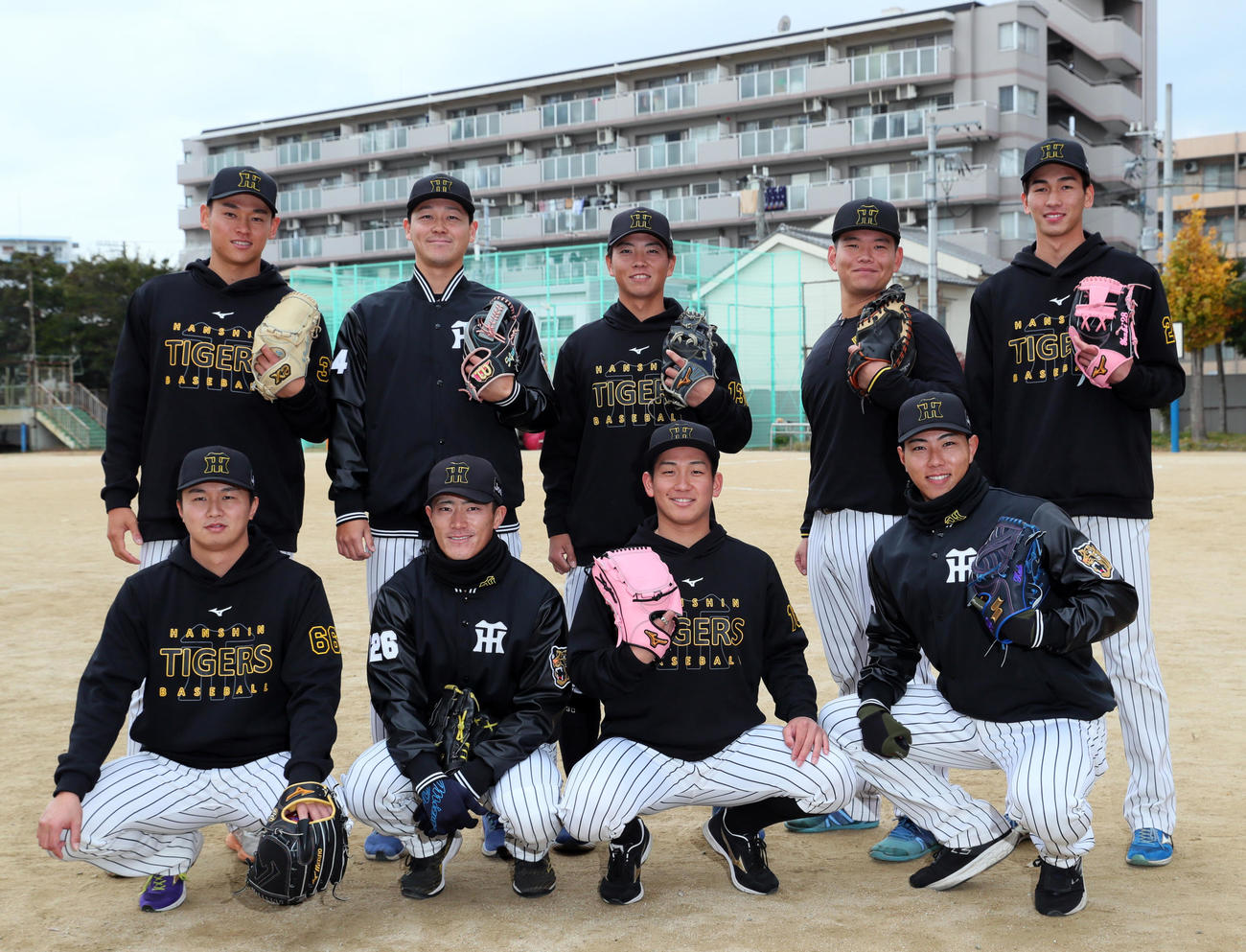 ゲストティーチャーとして児童と交流した阪神の選手ら、前列左から津田、福島、伊原、工藤、後列左から早川、木下、川崎、嶋村、今朝丸（撮影・上山淳一）