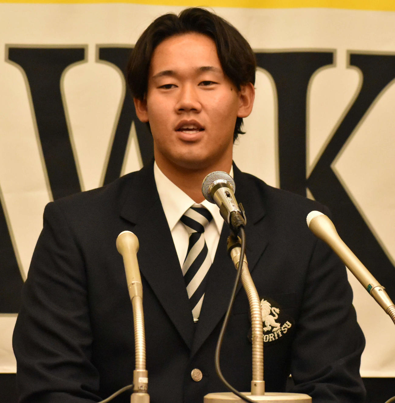 仮契約会見で質問に答える稲川竜汰（撮影・只松憲）