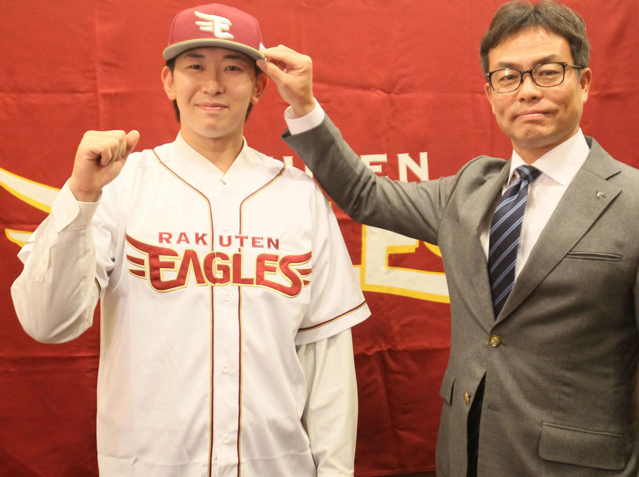 入団交渉後の楽天ドラフト2位の早大・伊藤樹（左）と愛敬スカウト部長（撮影・高橋香奈）
