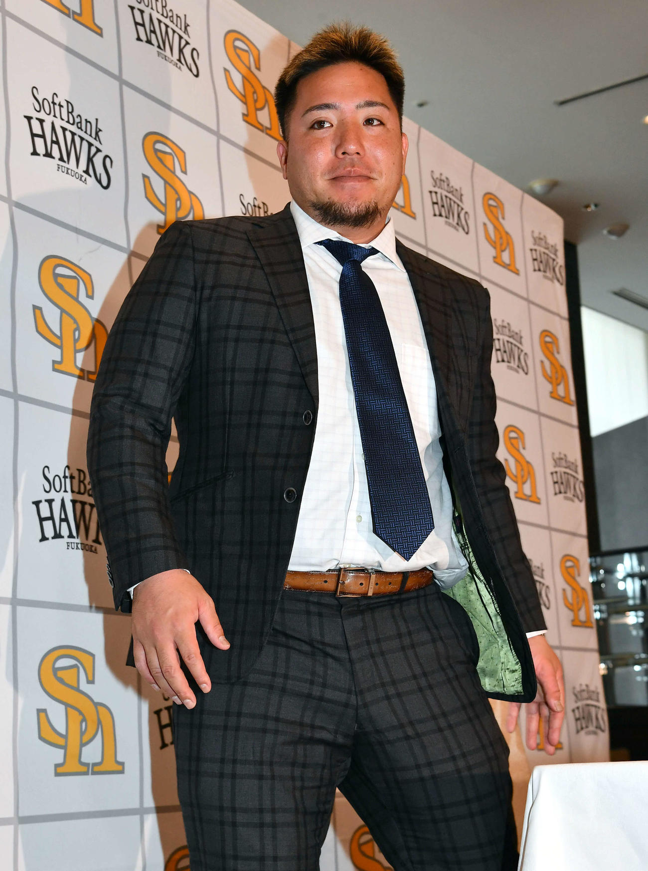 契約更改後の会見を終え、席を立つソフトバンク山川（撮影・岩下翔太）