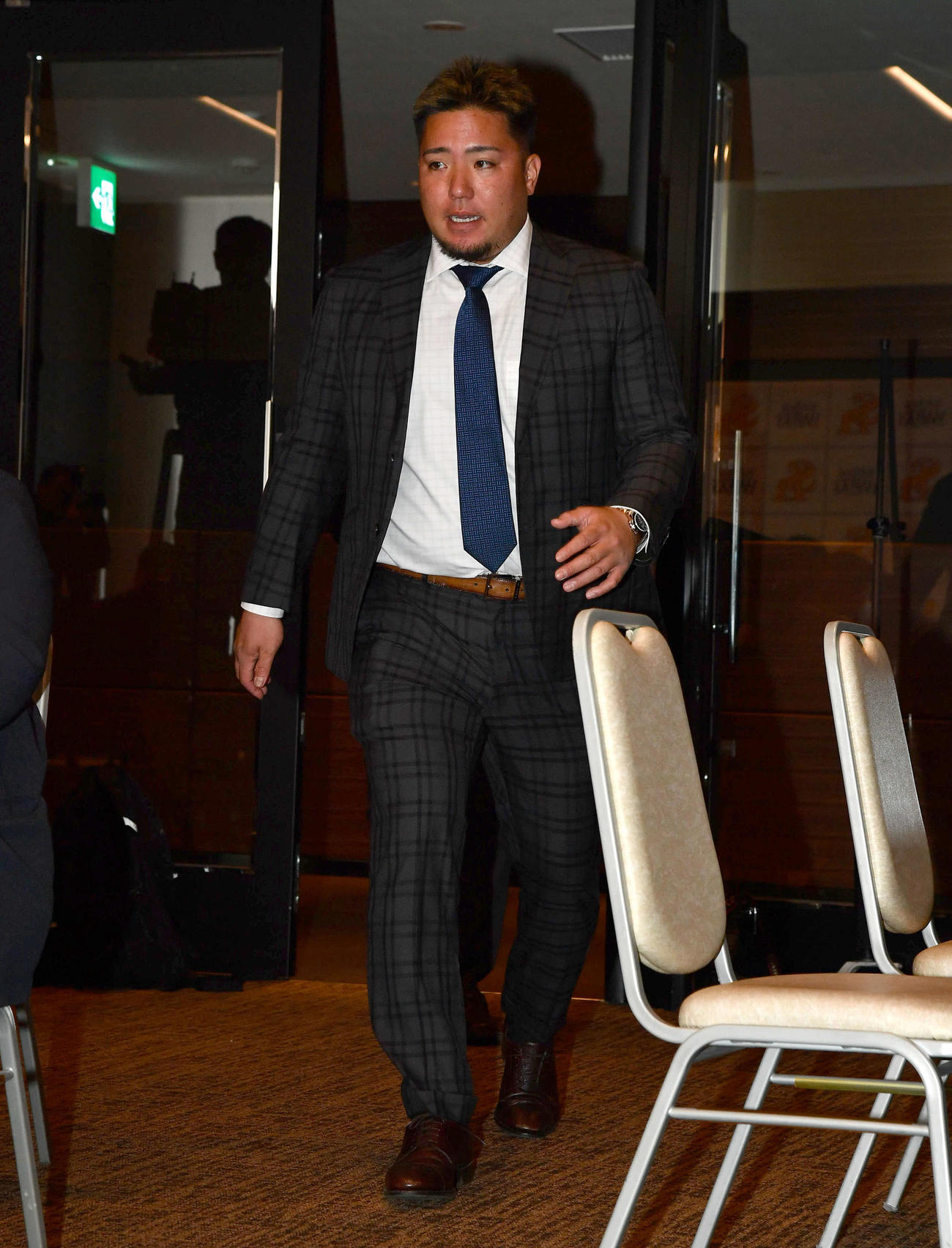 契約更改を終え、会見場に入るソフトバンク山川（撮影・岩下翔太）