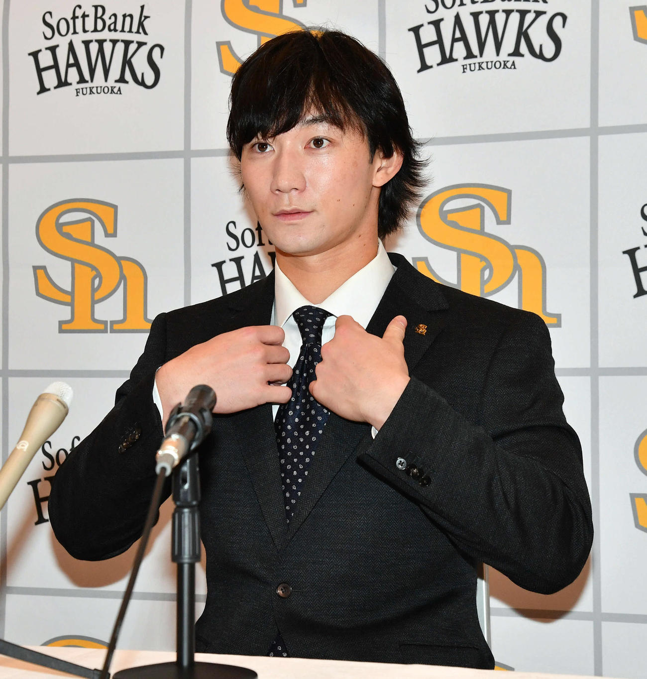 契約更改を終えて会見の席につくソフトバンク正木（撮影・岩下翔太）